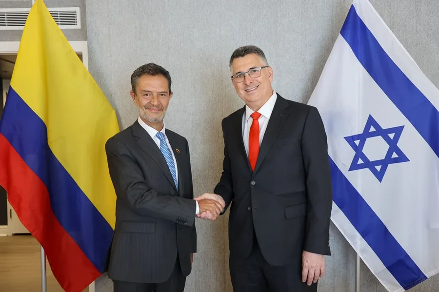 El ministro de Relaciones Exteriores de Colombia, Omar Bula, junto al canciller de Israel, Gideon Sa’ar.