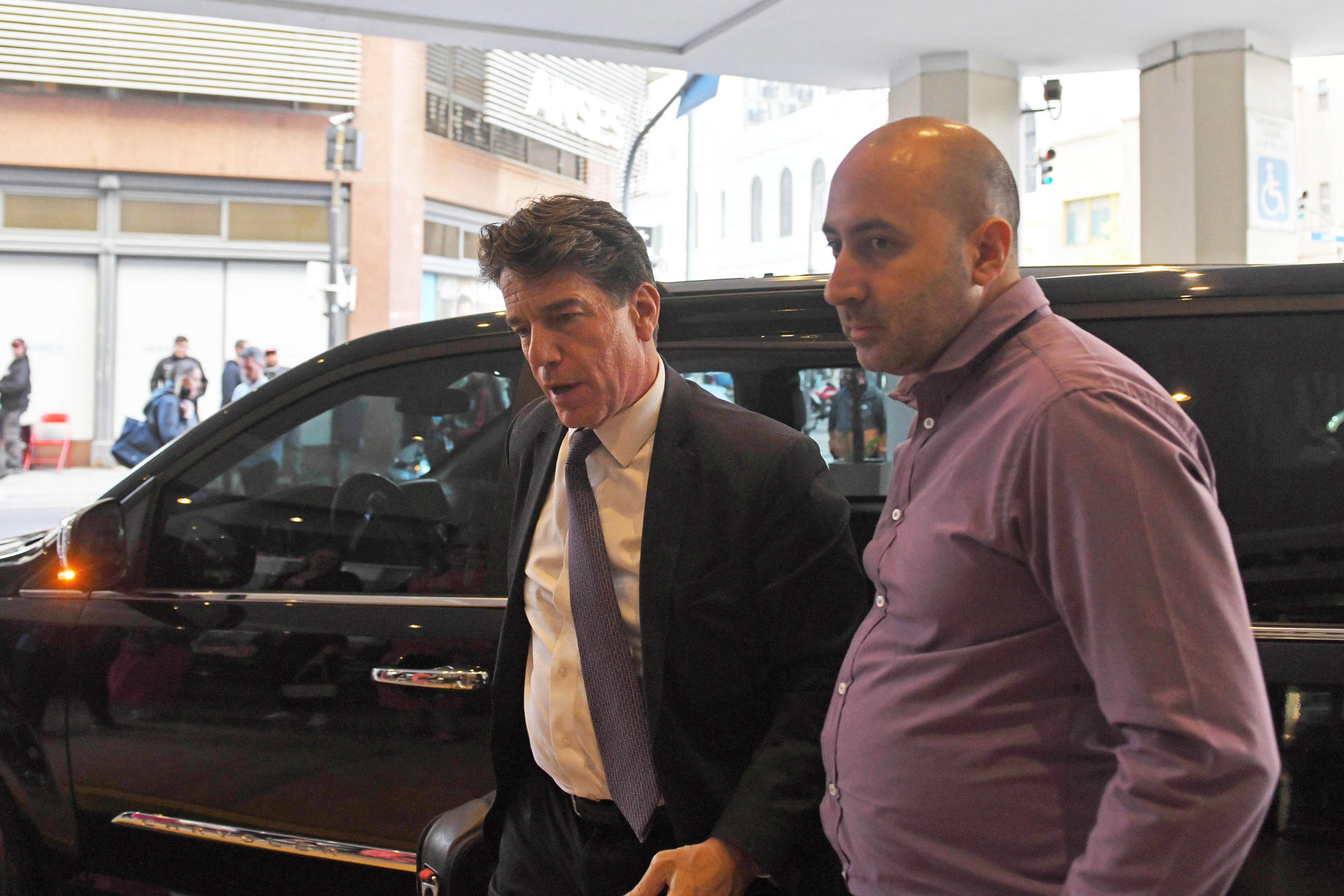 Fernando Cerimedo (d) y exjefe de Gabinete de Ministros de Argentina Nicolás Posse en Buenos Aires (Argentina).