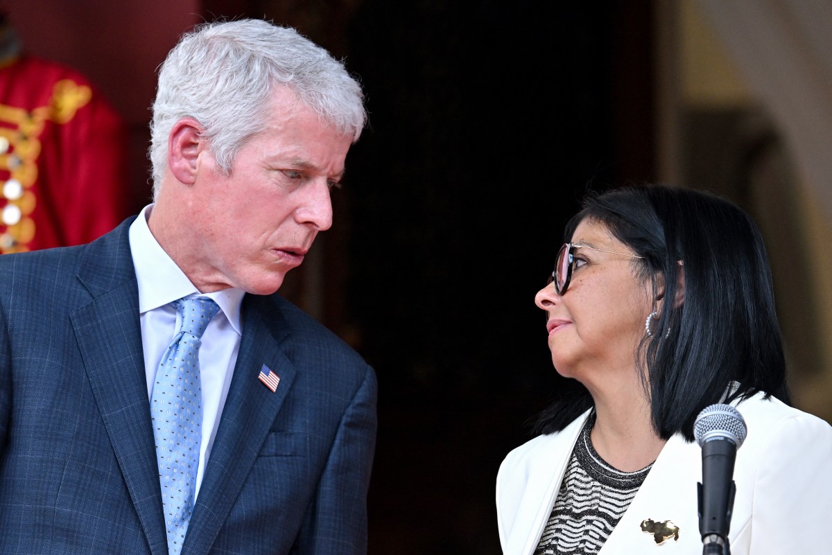 La presidenta interina de Venezuela, Delcy Rodríguez (derecha), y el secretario de Energía de Estados Unidos, Chris Wright (izquierda).