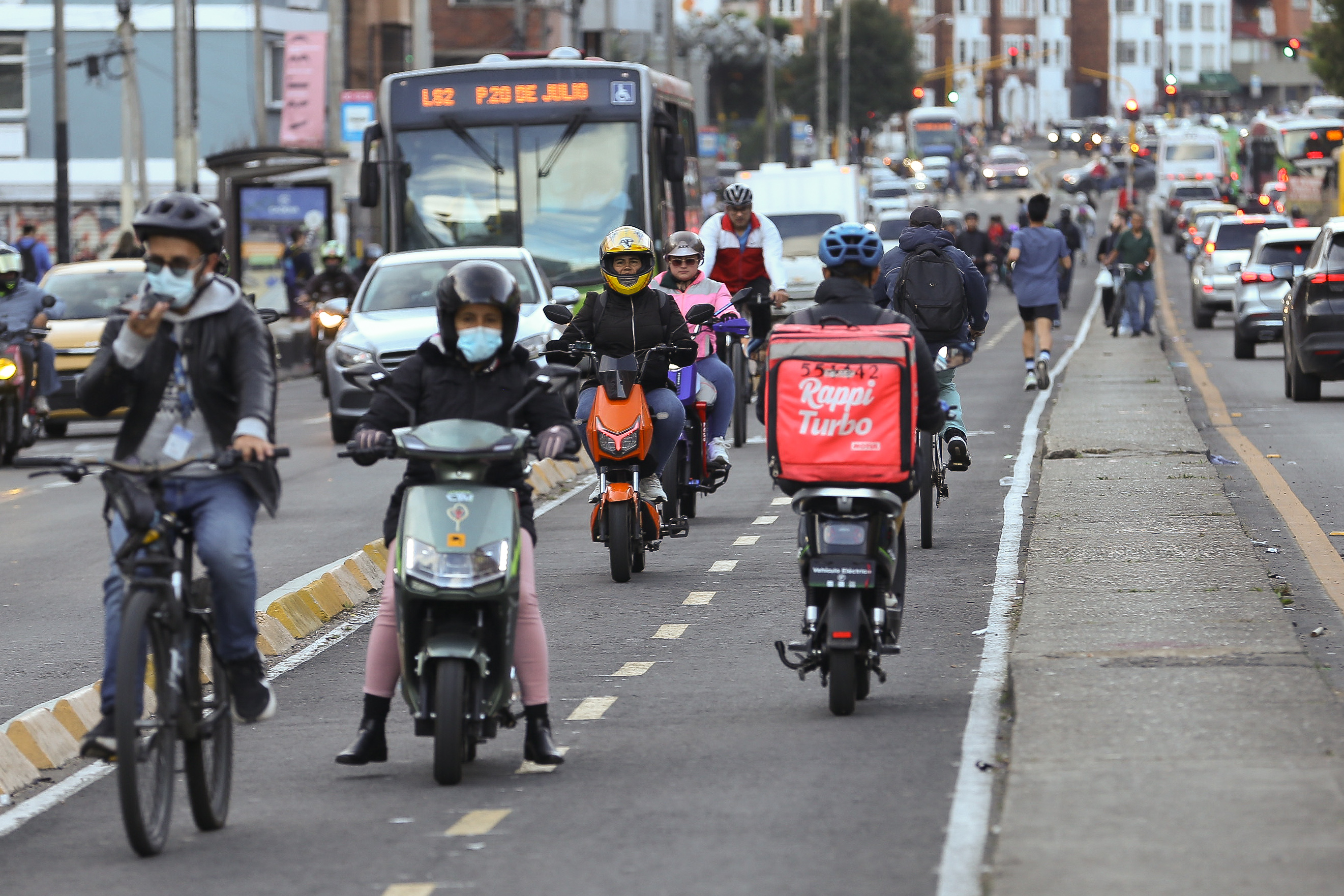 Skateboards and electric motorcycles circulate through Bogotá