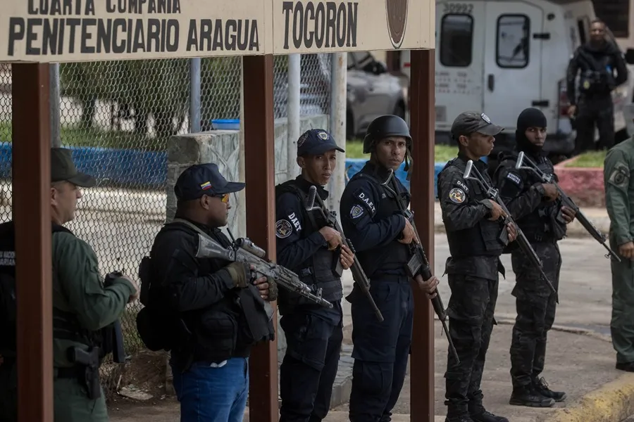 Fotografía de archivo con militares durante un operativo de seguridad en el centro penitenciario "Tocorón" (Venezuela). EFE/ Miguel Gutierrez