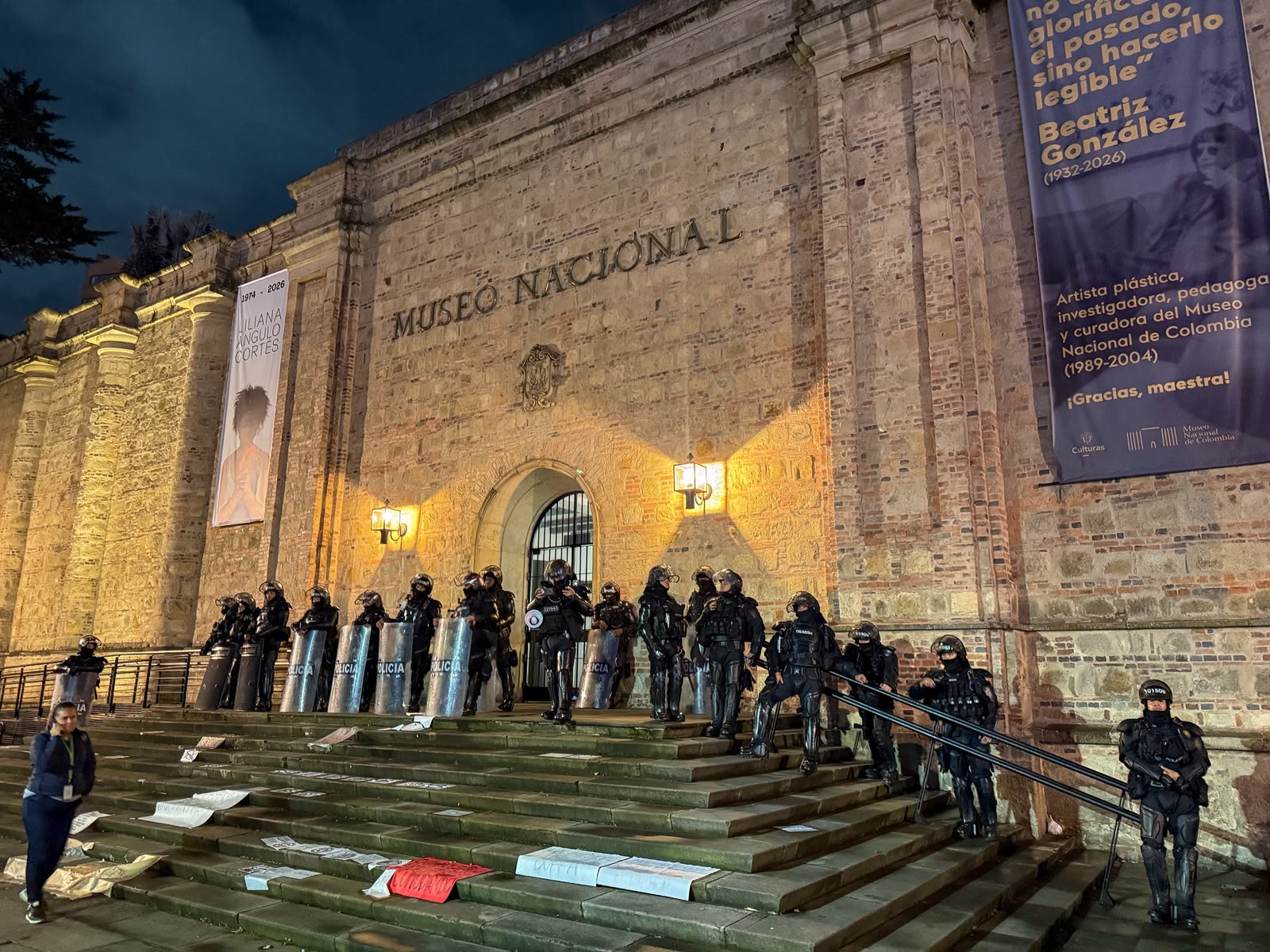 Sit-ins in front of the National Museum, on the night of Saturday, October 17.