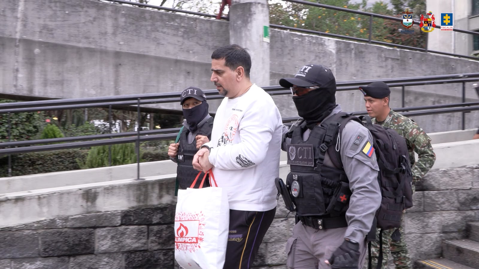 Moments of the arrival at the Prosecutor's Office of one of those captured.